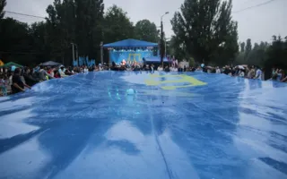 В Симферополе отметили День крымскотатарского флага