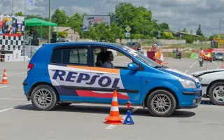 В Севастополе провели соревнования по фигурному вождению для девушек