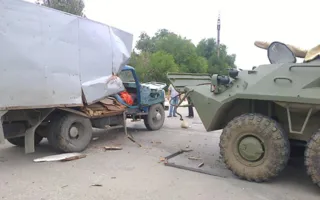 В Джанкое грузовик не пропустил БТР