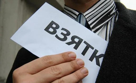 В Евпатории чиновника подозревают в получении взятки