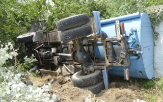 В Керчи машина-водовоз врезалась в жилой дом
