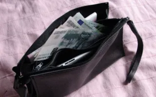 В Крыму мужчина вернул утерянную барсетку, но уже без денег
