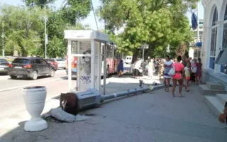 В центре Севастополя упал стальной столб