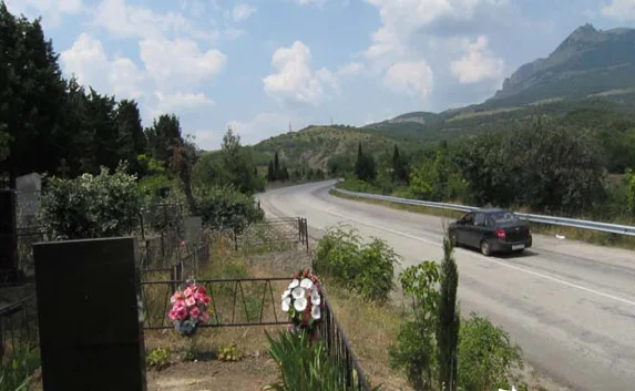 В Алуште людей хоронят у дороги