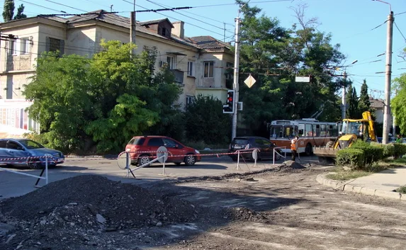 На перекрёстке Руднева и Льва Толстого начат ремонт дороги