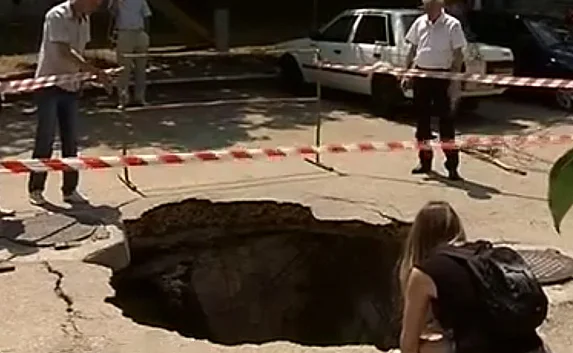​Часть дороги провалилась в жилом квартале Севастополя
