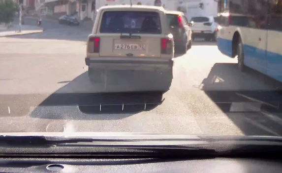 Очевидцы запечатлели «автопоцелуй» в центре Севастополя