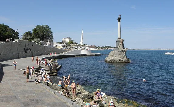 Севастопольцы высказались против купания на Приморском бульваре