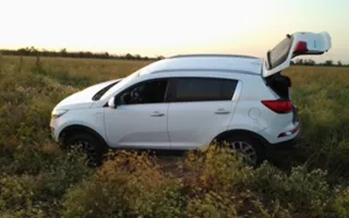 В Крыму авто заблудившегося туриста вытаскивали из ямы вчетвером
