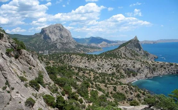 Спасатели всю ночь искали в горах Крыма потерявшуюся девушку