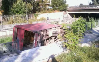 ​В Симферополе грузовик рухнул в Салгир