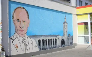 ​В центре Симферополя появилось граффити с Путиным