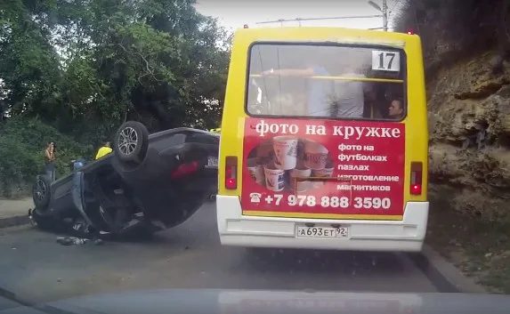 В Севастополе на Красном спуске перевернулась легковушка