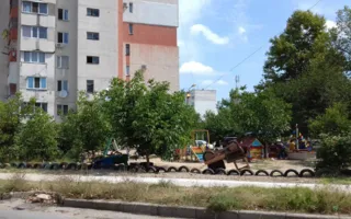 Компании пьяных подростков громят детские площадки в Севастополе