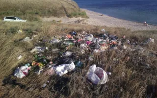 ​Пляжи западного Крыма завалены мусором