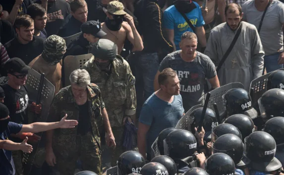В Киеве под зданием Верховной Рады в ход пошли гранаты