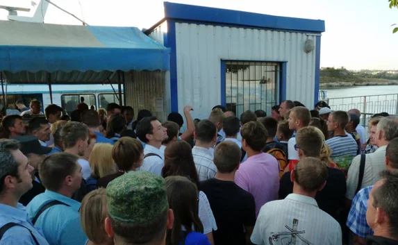На причалах катеров в Севастополе ажиотаж и давка у касс