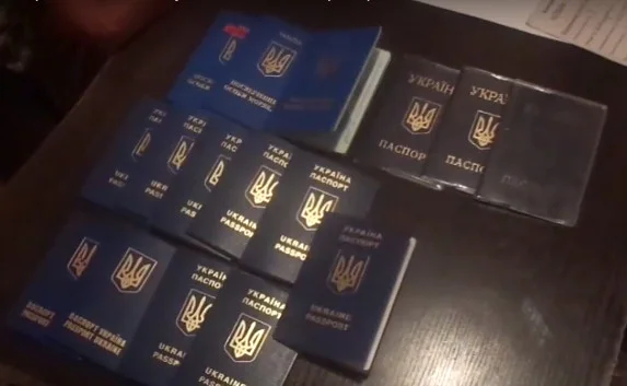 Житель Херсона вёз в Крым пачку паспортов