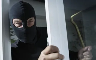 В Ласпи вор обокрал номер на базе отдыха, отжав окно