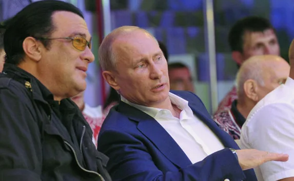 Путин и Сигал встретились в океанариуме на острове Русском