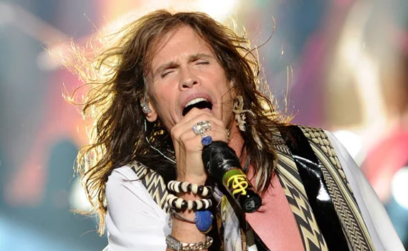 Вокалист «Aerosmith» спел с уличным музыкантом в России