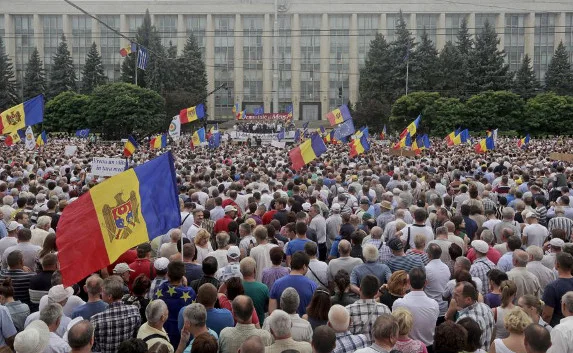 На митинг против властей в Молдавии вышли сто тысяч человек