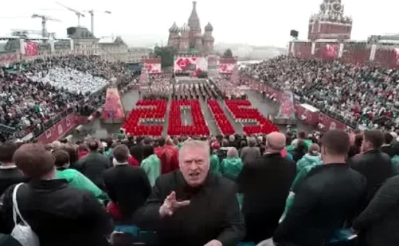Жириновский с селфи-палкой спел гимн Москвы на Красной площади