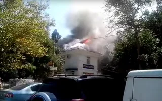 В Севастополе горел чердак дома: «Может, голуби курили?»