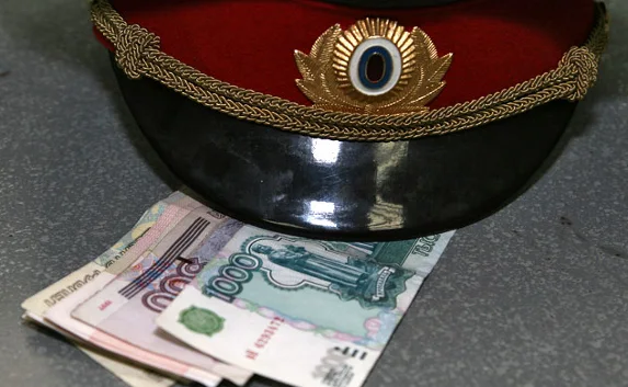 ​Крымским полицейским не удалось завладеть взяткой в 250 тысяч рублей