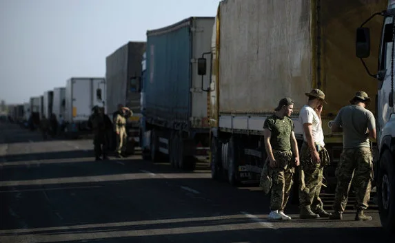 Украинские пограничники брали взятки за пропуск грузовиков в Крым 