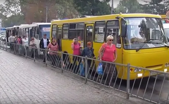 Не доехав до остановки, маршрутки в Симферополе высаживают людей 