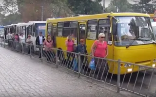 Не доехав до остановки, маршрутки в Симферополе высаживают людей 