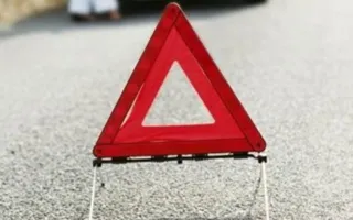 Врезалось в дерево и перевернулось авто в Крыму: водитель погиб