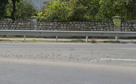 Севастопольские водители жалуются на обилие гравия на дорогах