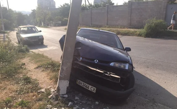 «Рено» с донецкими номерами врезался в столб — фотофакт