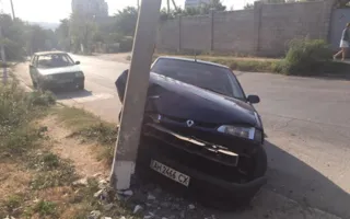 «Рено» с донецкими номерами врезался в столб — фотофакт