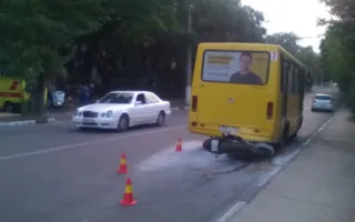 Мотоциклист и его пассажирка попали под колёса автобуса