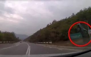 Водитель с беременной женой перевернулись на авто в пригороде