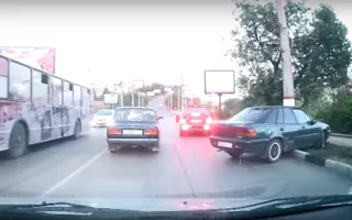 Иномарка врезалась в столб на улице Дмитрия Ульянова