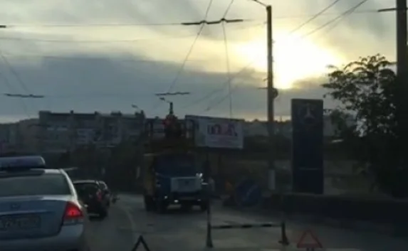 ​Оборванные провода нависли над водителями в Севастополе