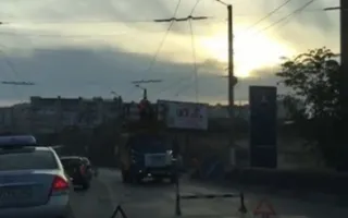 ​Оборванные провода нависли над водителями в Севастополе