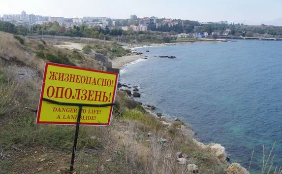 Оползни в Карантинной бухте продолжаются 