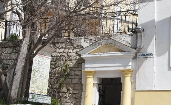 Отремонтировать подпорную стену колледжа обязали правительство