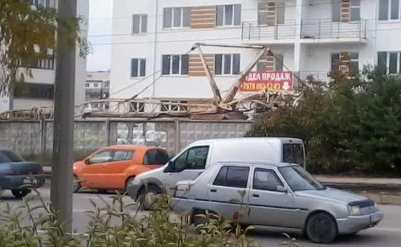 Башенный кран рухнул в Евпатории