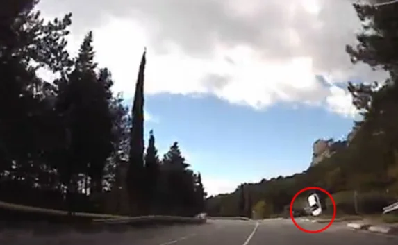 Очевидцы сняли на видео «полёт» автомобиля на крымской трассе