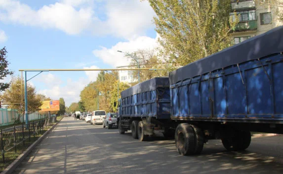 Керчане попали в пробки из-за очереди на паром 