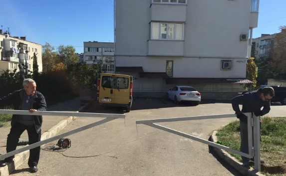Кому понадобился шлагбаум во дворе дома на Юмашева?