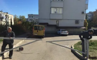 Кому понадобился шлагбаум во дворе дома на Юмашева?