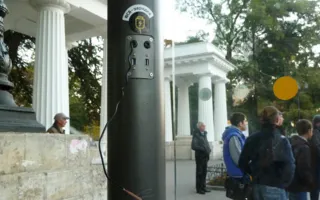Шнуры для зарядки телефонов вырвали на новой «умной» остановке