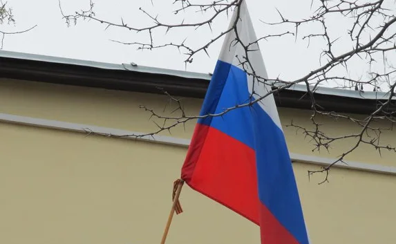 Российские флаги в Алуште воруют массово